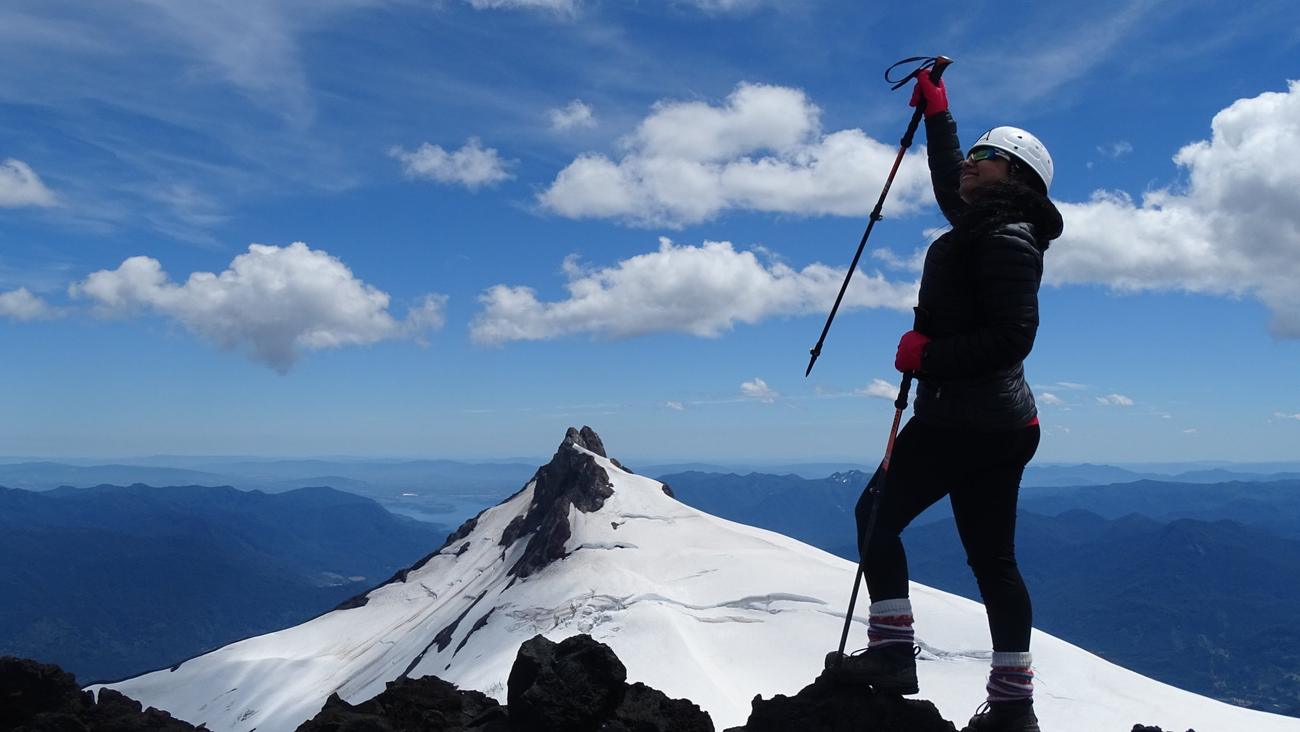 Cumbre del complejo volcánico con el pico Choshuenco al fondo