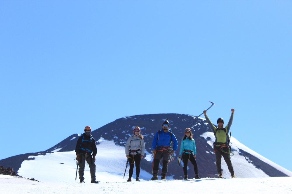 Grupo con piolets en el glaciar del volcán Mocho