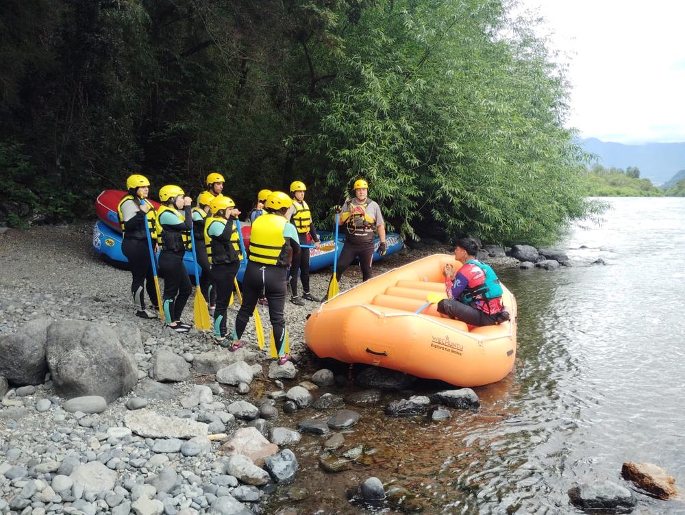 Charla de seguridad antes del rafting a orillas del río