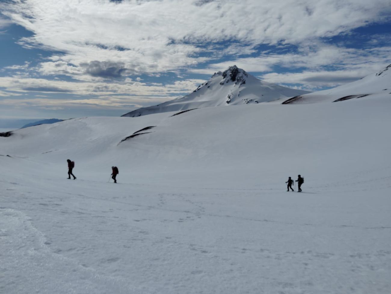 Travesía en la nieve bajo el pico Choshuenco